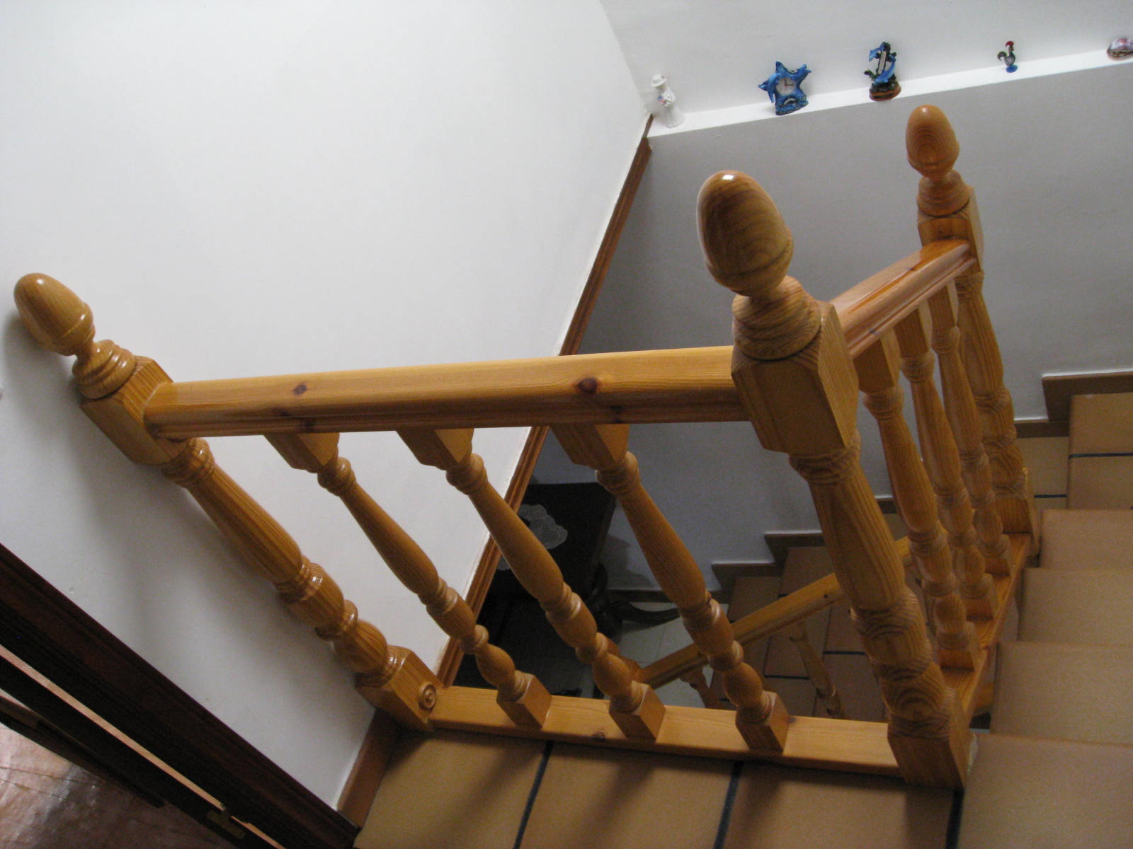 vista desde arriba escalera de caracol, balaustrada de pino torneado en madera