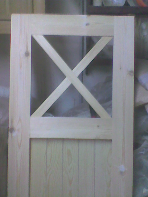 detalle de puerta maciza de pino de armario zapatero