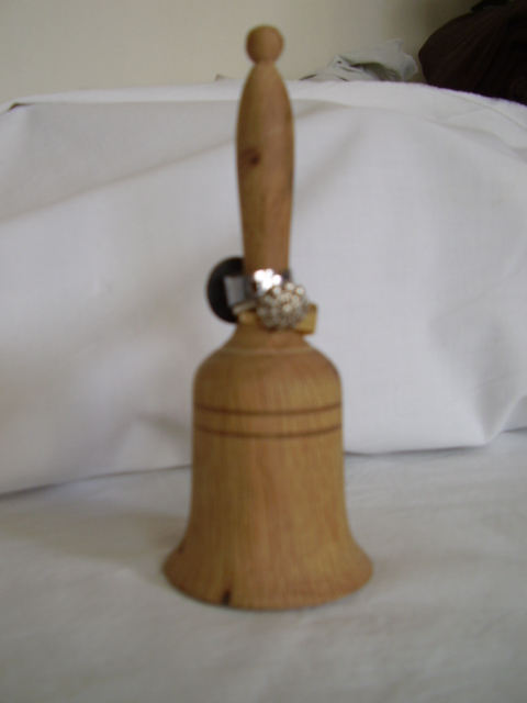 campana torneada en madera de encina para anillero