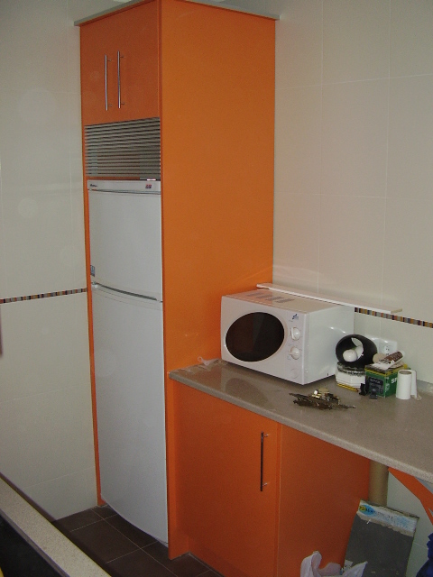 parte del frigo cocina naranja de estilo moderno