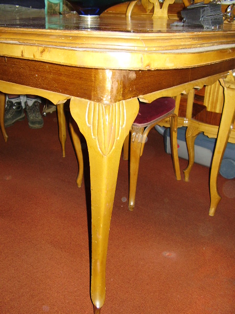detalle de las patas de la mesa vintage