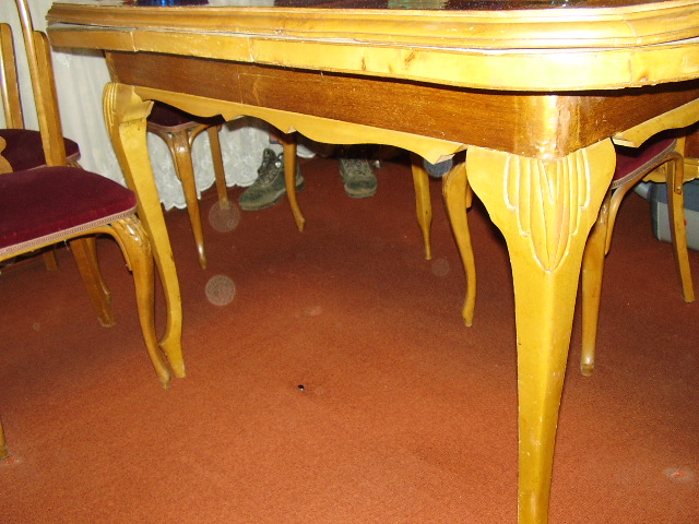 parte baja de la mesa vista de las patas de estilo colonial y vintage
