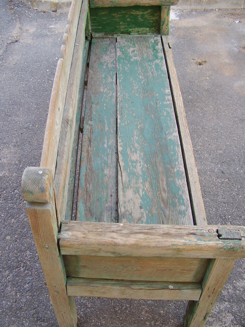 detalle de las tablas del asiento de un escaño de madera