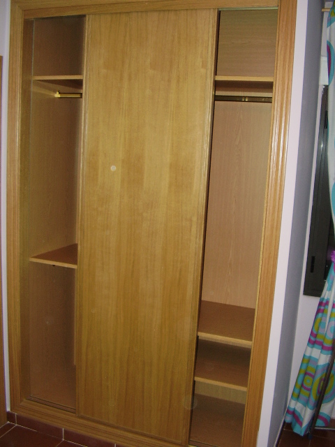 armario de dos modulos con modulo de ropa corta y modulo de ropa larga en roble