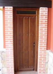 puerta maciza de madera clavada