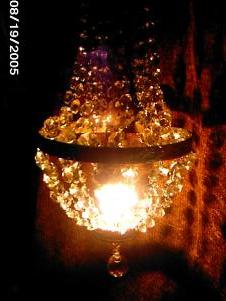 lámpara de cristal restaurada con luz