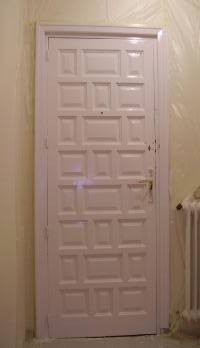 puertas de madera lacadas en blanco
