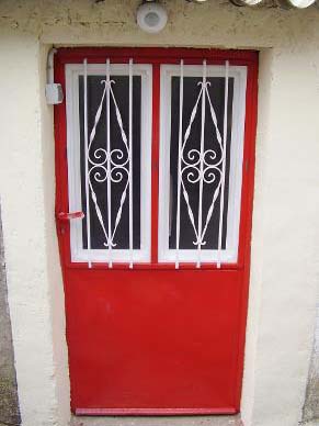 puerta lacada en rojo y blanco