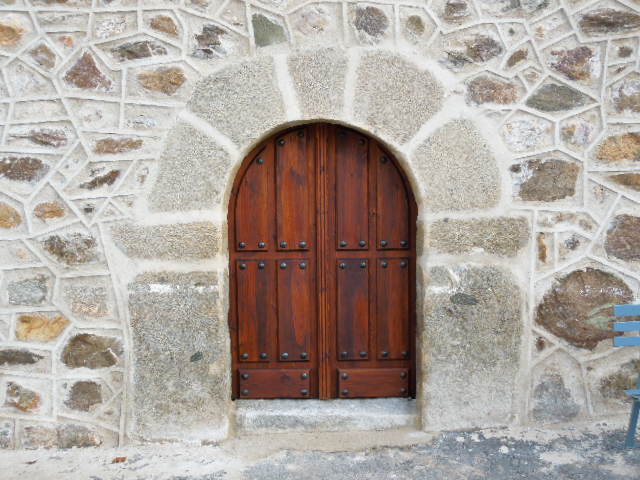 porton-puerta-de-la-Iglesia-de-Ojos-Albos