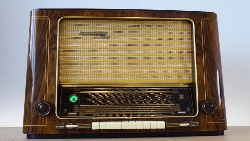 restauración de radios antiguas: barnizado radios Grundig 4010